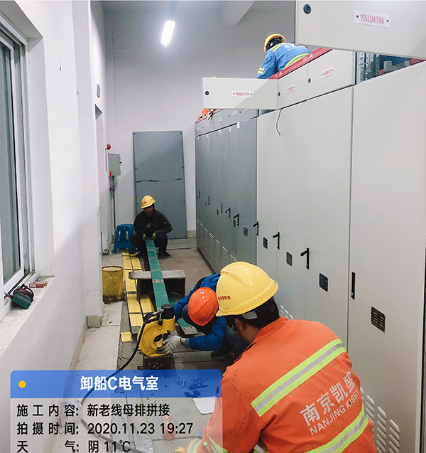 母排拼接现场工作.jpg 母排拼接现场工作.jpg