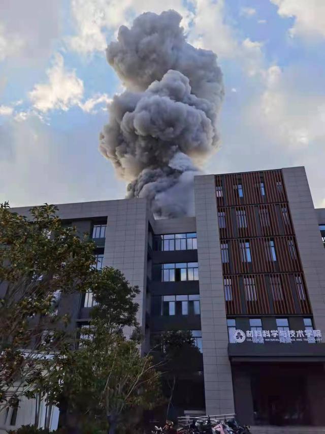 南航大爆燃现场图 南航大爆燃现场图