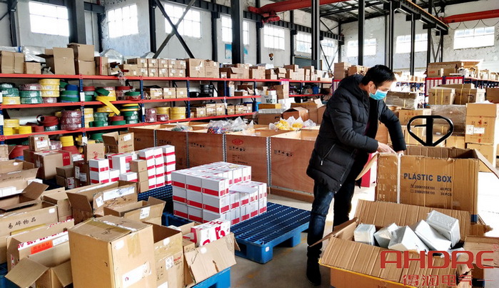 仓库员工进行货物清点整理 仓库员工进行货物清点整理