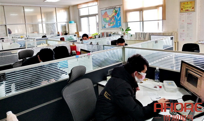 技术员工设计图纸中.jpg 技术员工设计图纸中.jpg