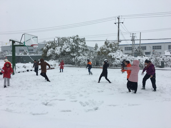 得润员工们欢快在篮球上打雪仗.jpg 得润员工们欢快在篮球上打雪仗.jpg