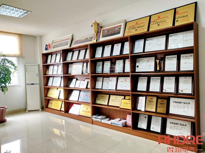 资质荣誉展柜.jpg 资质荣誉展柜.jpg