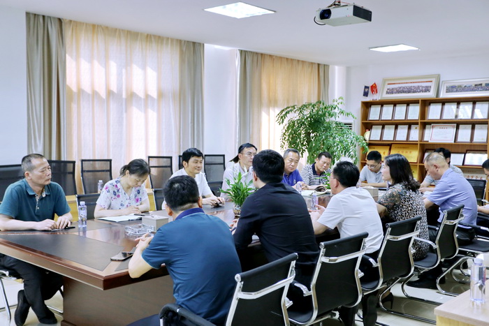 调研交流中.jpg 调研交流中.jpg