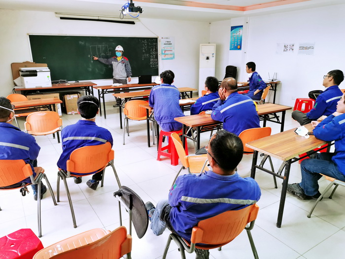 我公司工作人员进行现场指导.jpg 我公司工作人员进行现场指导.jpg